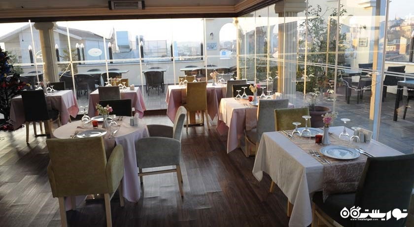 نمایی از رستوران و بار تراس